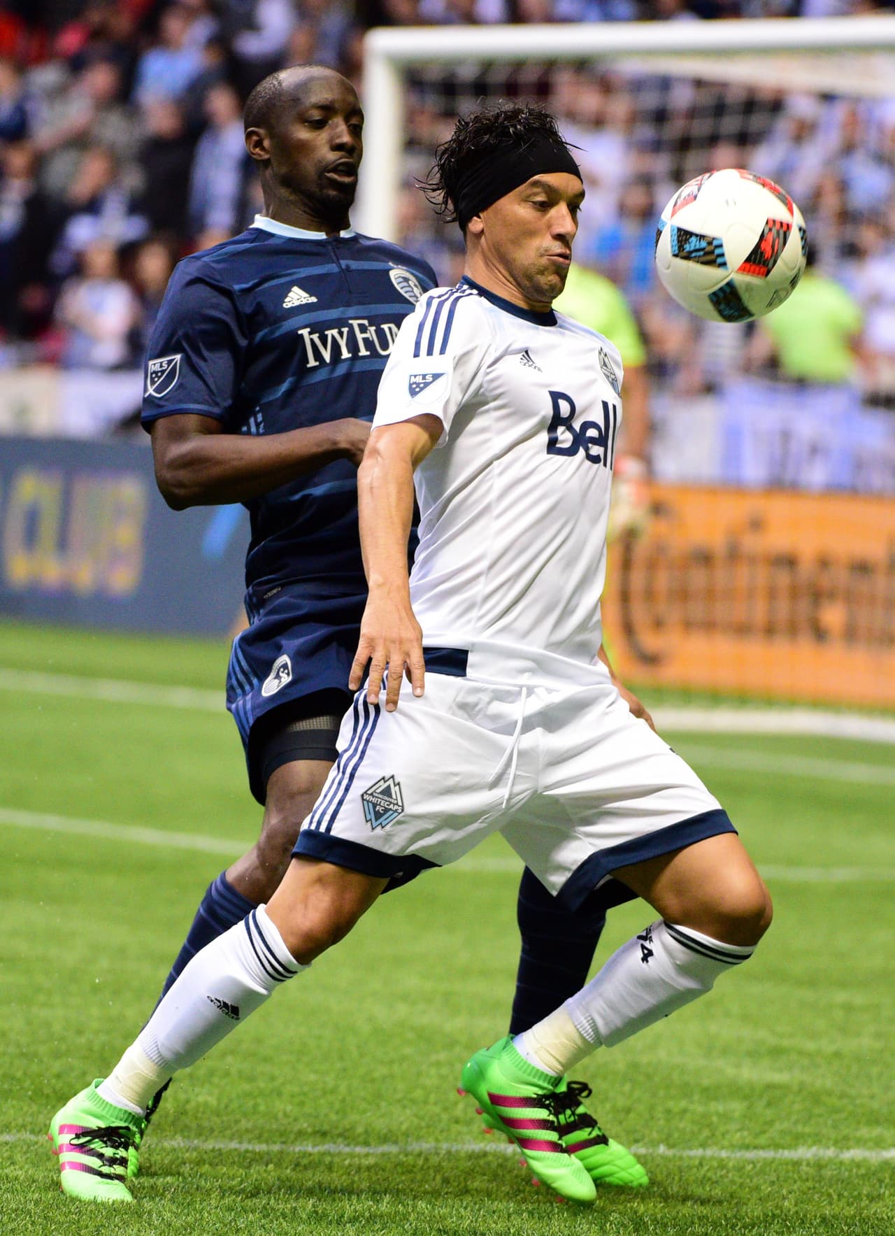 Christian Bolaños domina el balón