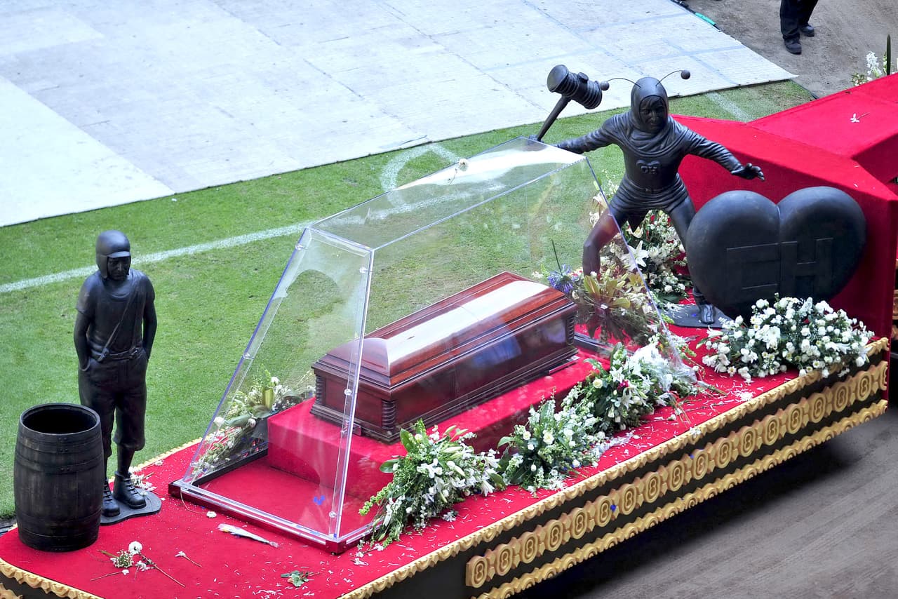 Con sus personajes al lado del ataud, el cuerpo de Roberto Gómez Bolaños recorrió el máximo escenario del fútbol mexicano, en donde se han jugado dos finales de Copa Mundo.