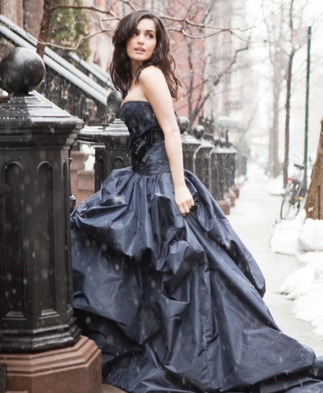 Con 44 años, la actriz mexicana rompió con el mito de que solo las actrices jóvenes logran triunfar en las colinas más famosas del mundo.
<br>