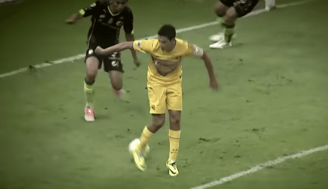 En el mismo Clausura 2014, Jiménez marcó uno de los mejores goles de su carrera de ‘taquito’ ante Santos en Cuartos de Final de ida.