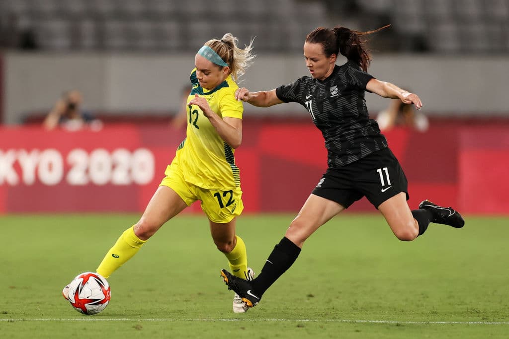 Australia vivió un encuentro más parejo pero superó a Nueva Zelanda 2-1 en la primera jornada de futbol en Tokyo 2020. Tameka Yallop y Samantha Kerr le dieron la victoria a las 'aussies', mientras que Gabi Rennie logró hacer lo suyo para las 'kiwis' al minuto 92' del encuentro.