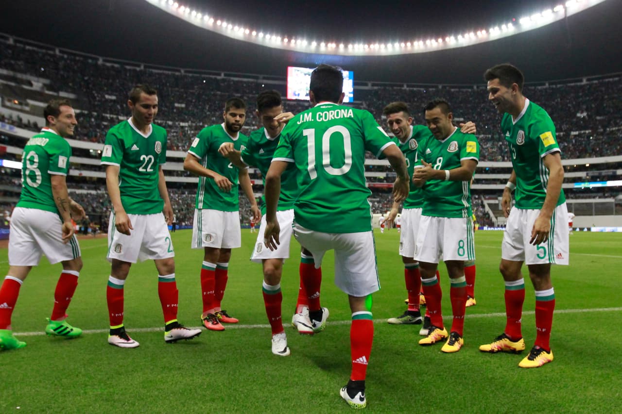 En un marco de estadio lleno en el Azteca, México se impuso 2-0 para obtener su cuarta victoria consecutiva y llegar a 12 puntos y a tener la tranquilidad con miras a la Copa América Centenario.