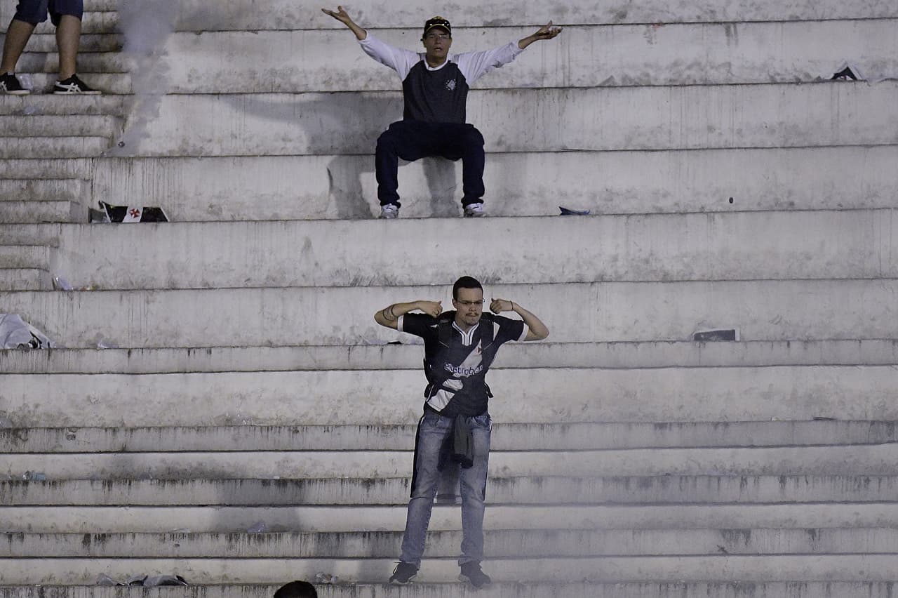 Los torçedores, encolerizados por perder contra el archirrival un invicto de 44 años jugando en Sao Januario.