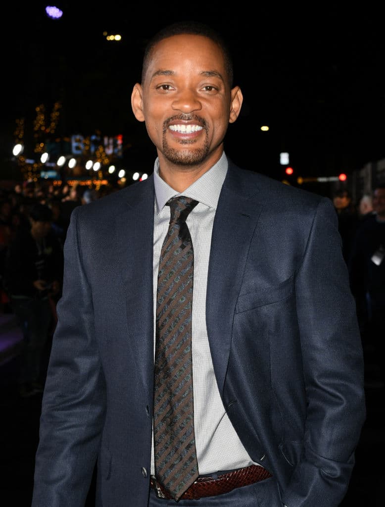 Inesperadamente un robot se ve implicado en el crimen de un brillante científico y el detective Del Spooner queda a cargo de la investigación.
<br>