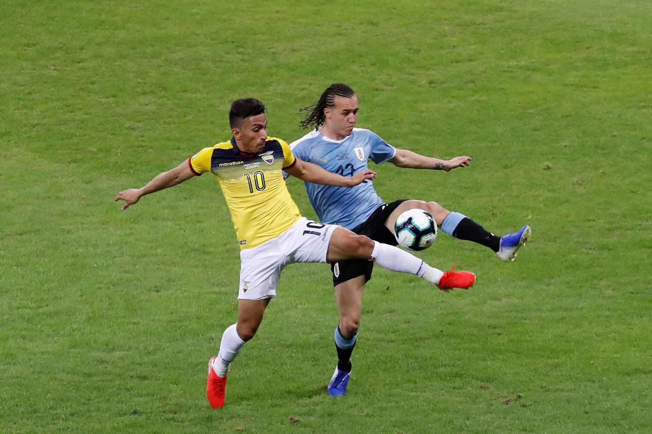 Al quedarse con 10 hombres en el campo, el mediocampista del León, Ángel Mena (10) fue sustituido al minuto 30 por el defensa Pedro Velasco.