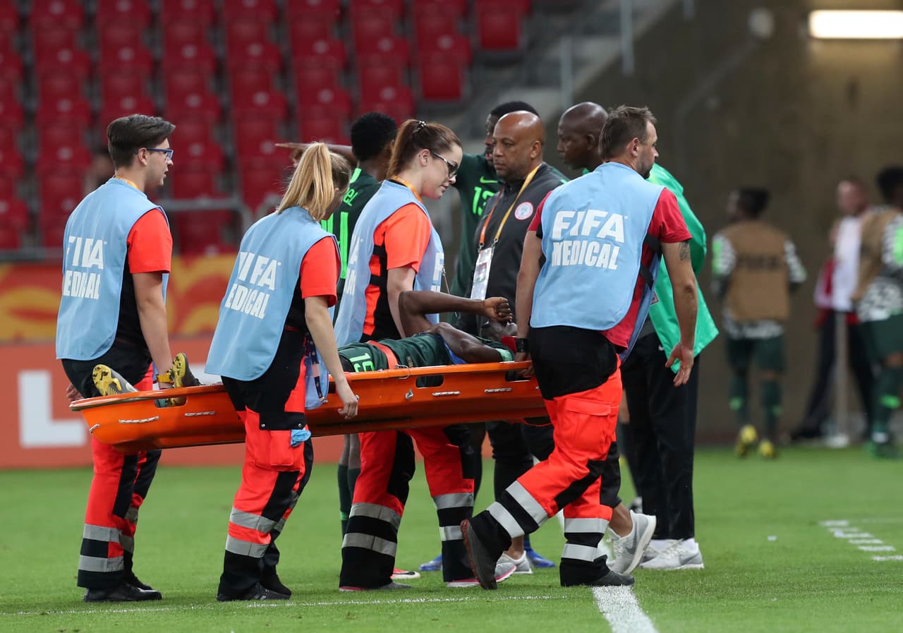 Y las cosas se pusieron mal para Nigeria pronto en el partido, cuando a los 36 minutos Maxwell Effiom sufrió una lesión y uno de los jugadores más importantes de las Águilas no pudo volver al campo y debió ser evacuado en la camilla, quemando un cambio y prescindiendo de un jugador crucial muy temprano.