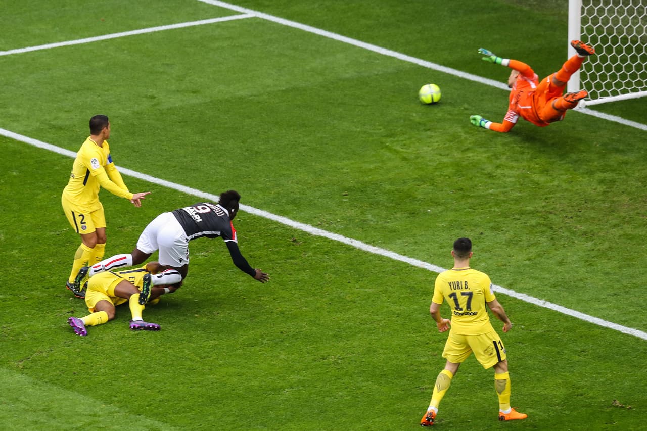 Los locales fueron quienes pusieron peligro primero con este cabezazo de Mario Balotelli, que se fue desviado ante la mirada del portero Areola.