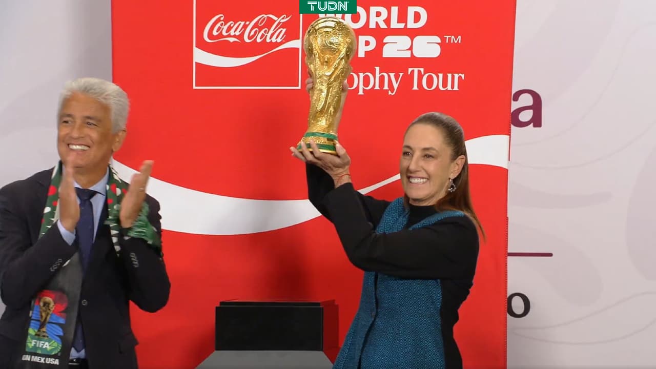 Claudia Sheinbaum levantó la Copa del Mundo.