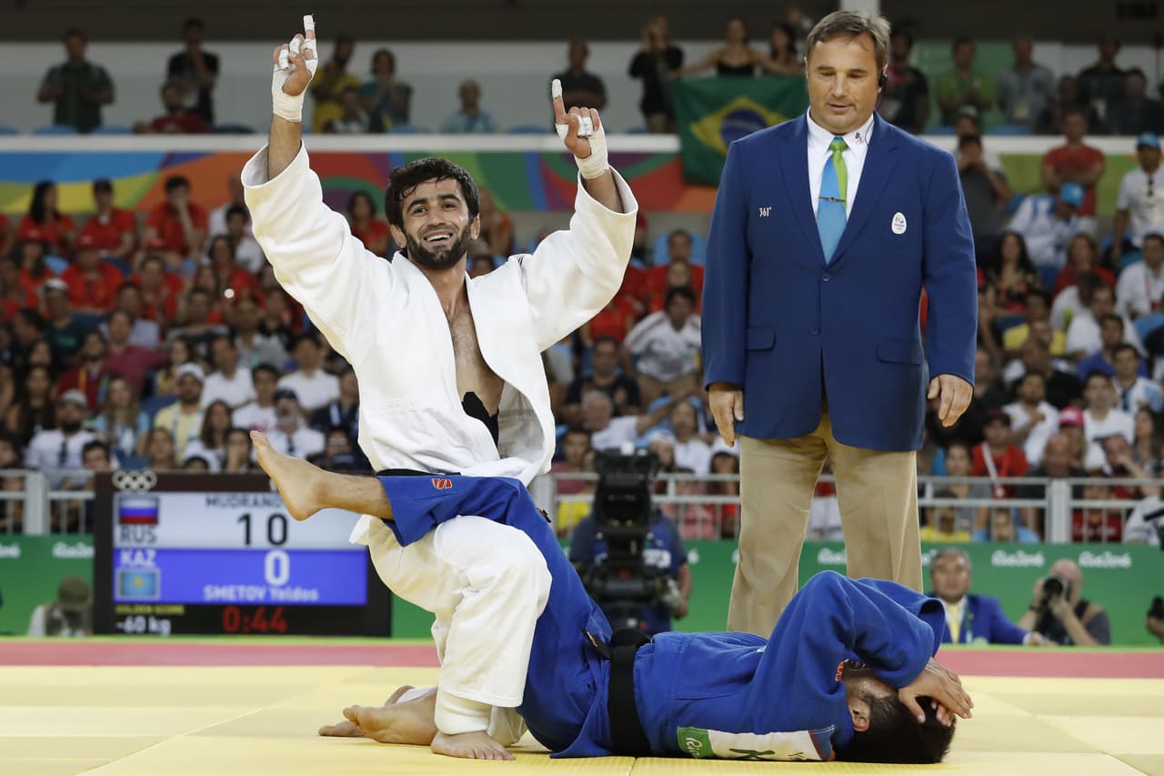 El judoca ruso Beslán Mudranov al ganar la medalla de oro en los 60 kilogramos.
<br>