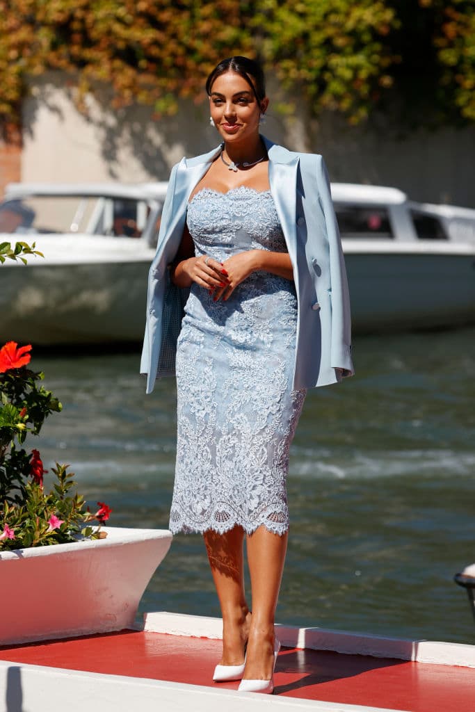 En 2021 la prometida de Cristiano Ronaldo regresó a Italia para el 78th Festival de Cine de Venecia.
<br>
<br>Aquella vez optó por lucir un vestido de encaje que contrastó con un blazer de seda del mismo tono y un par de zapatillas blancas con terminación en punta. Sin duda el 'look' tenía vibras del glamour de los años 50.