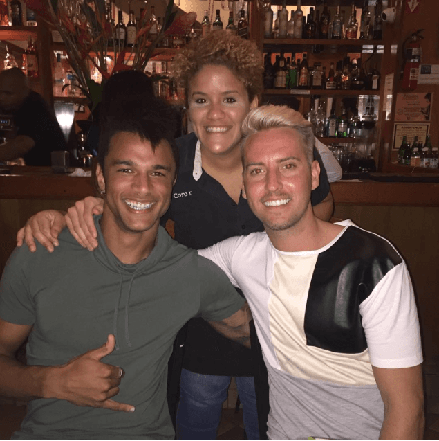 También hubo tiempo para distenderse para Khiry Shelton y Connor Brandt. En la foto posan con "una nueva amiga", según la descripción de Brandt en su cuenta de Instagram.