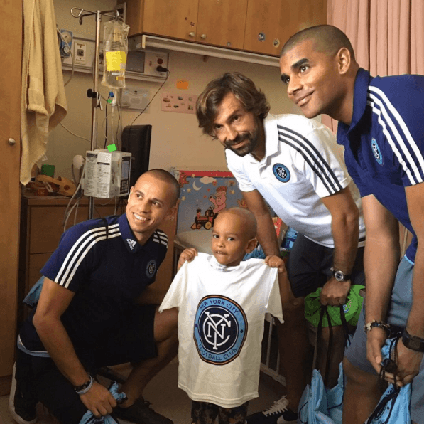 Andrea Pirlo, Chris Wingert y "Tony" Taylor visitaron el hospital pediátrico y llevaron obsequios para los niños.
