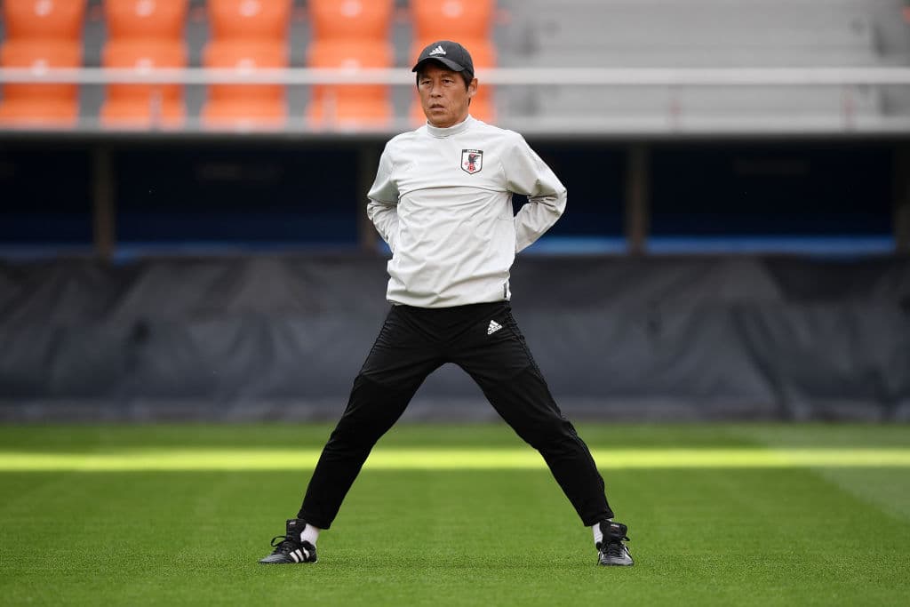 Sereno. Akira Nishino, entrenador de la selección japonesa, observa la práctica de su equipo en el Estadio Central de Ekaterimburg, donde espera que sus dirigidos hagan un buen papel ante su rival.
