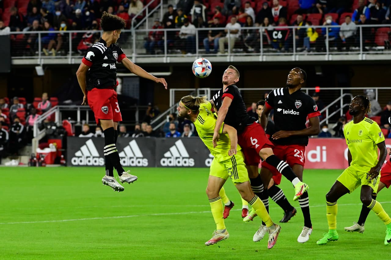 La igualdad mantiene a ambos equipos dentro de posiciones de postemporada.
<br>