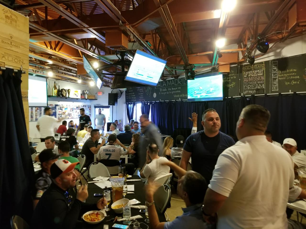 La Peña Madridista en Miami se reunió en el Café Real para vivir el partido de los octavos de final ante el Paris Saint-Germain, juego definitivo para conocer cuál de los dos equipos pasa a la siguiente ronda después del 3-1 a favor en el Santiago Bernabéu.