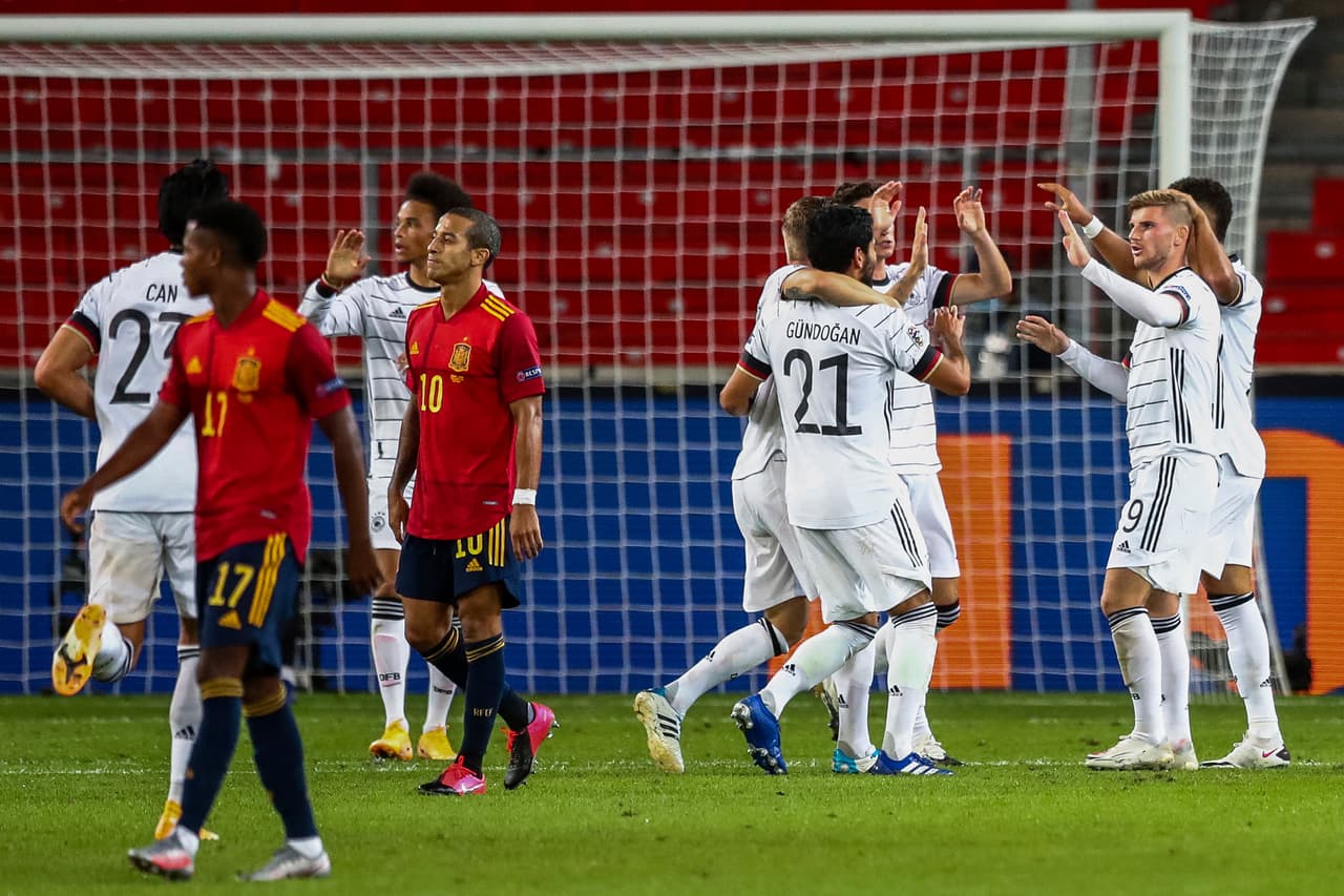 Ansu Fati entra al campo en la segunda mitad.