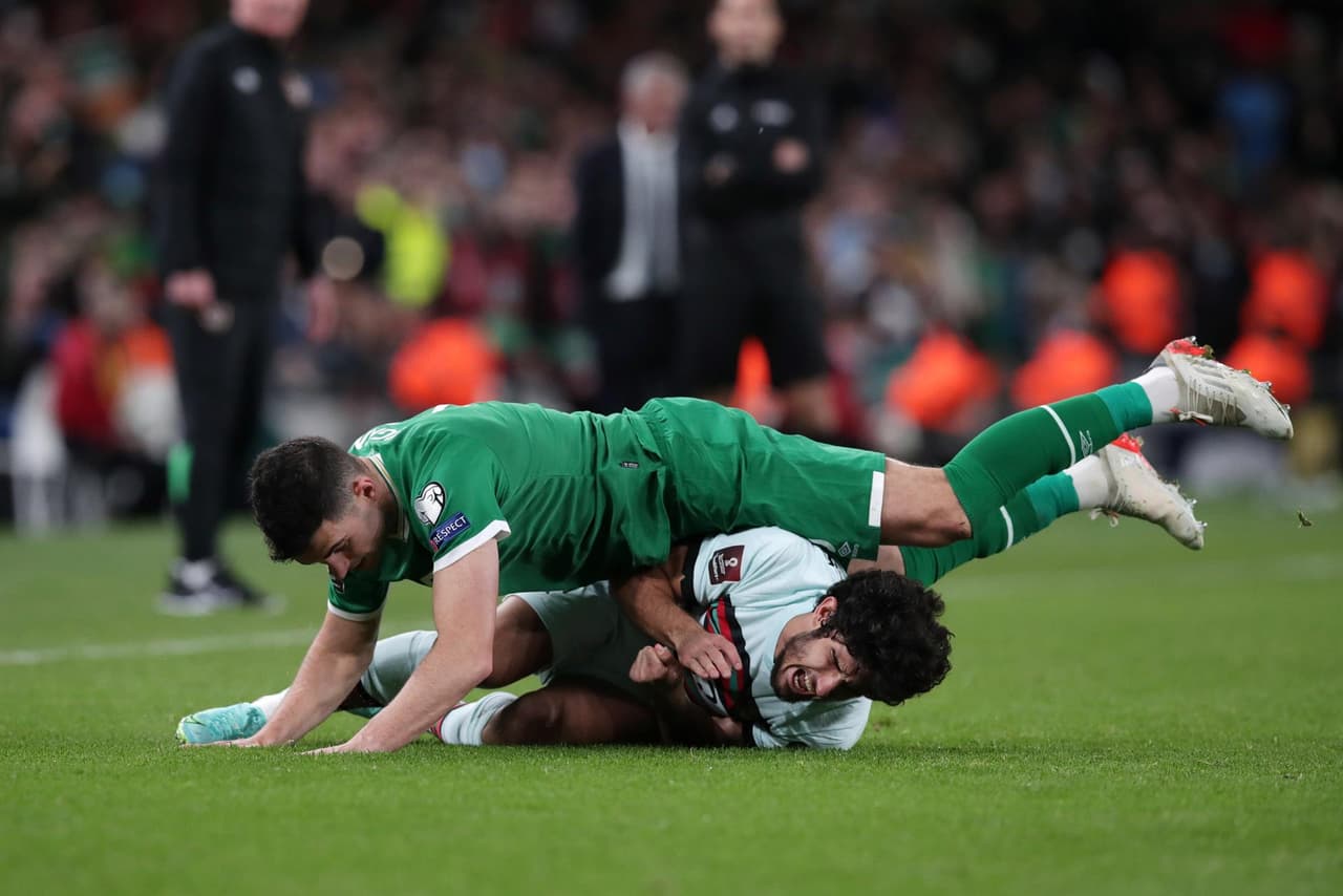 Portugal no puede ante Irlanda y se van 0-0 durante la fase de grupos de la UEFA, rumbo a la Copa del Mundo. La escuadra lusa se quedó con 10 hombres al minuto 81' y Cristiano no vio el gol. El conjunto del 'Bicho' se jugará el pase en Serbia.
