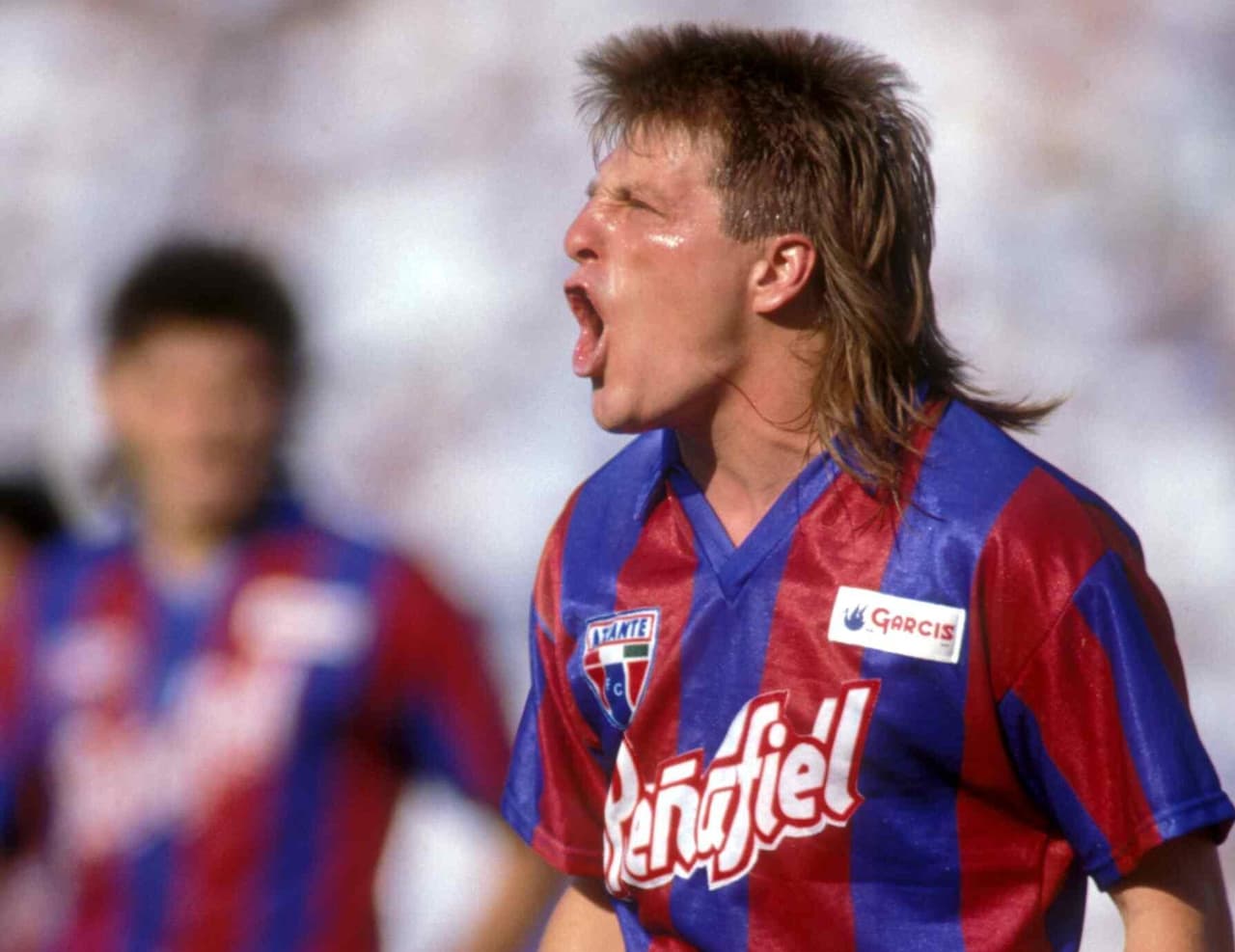 De hecho, en la década de los 90, Miguel Herrera fue muy popular por usar el mismo look que Rod Stewart.