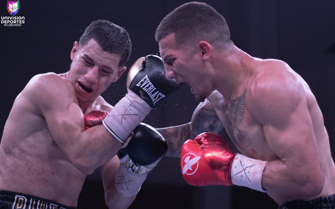 En el cartelera estelar, el prospecto de Top Rank, Jean Carlos Rivera (15-1-0, 10KOs) de Puerto Rico sucumbió a la implacable presión de Jason Sánchez (13-0-0, 6KOs) de Albuquerque, Nuevo México.