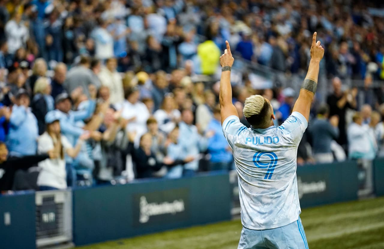 Alan Pulido y Sporting Kansas City siguen su espectacular marcha en la Conferencia Oeste tras vencer 3-2 a Houston Dynamo.