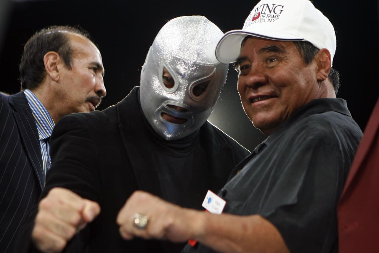 El Santo es un símbolo a tal punto que ni siquiera la muerte de su creador ha acabado con su legado, después de muchas generaciones a las que dio ilusión.