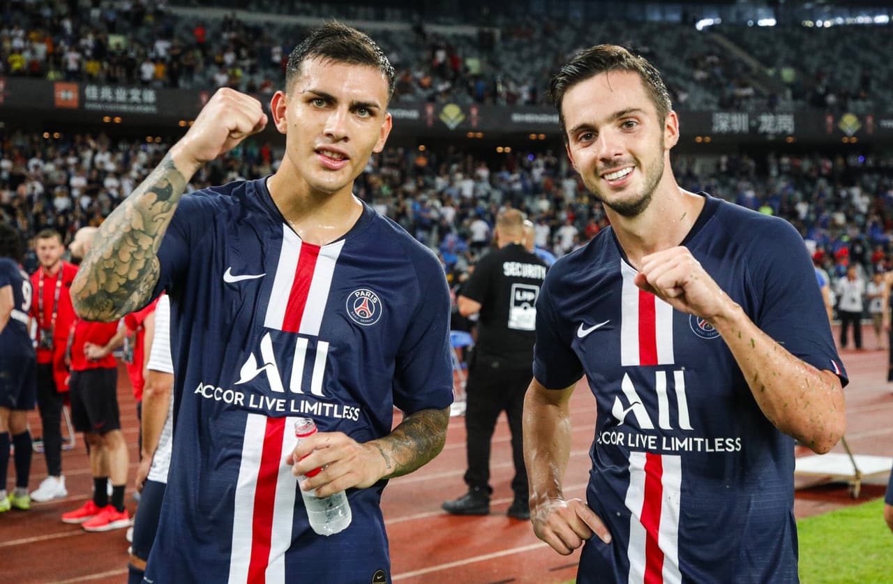 Leandro Paredes celebra junto a Pablo Sarabia. El español asistió a Mbappé en el 1er. gol.