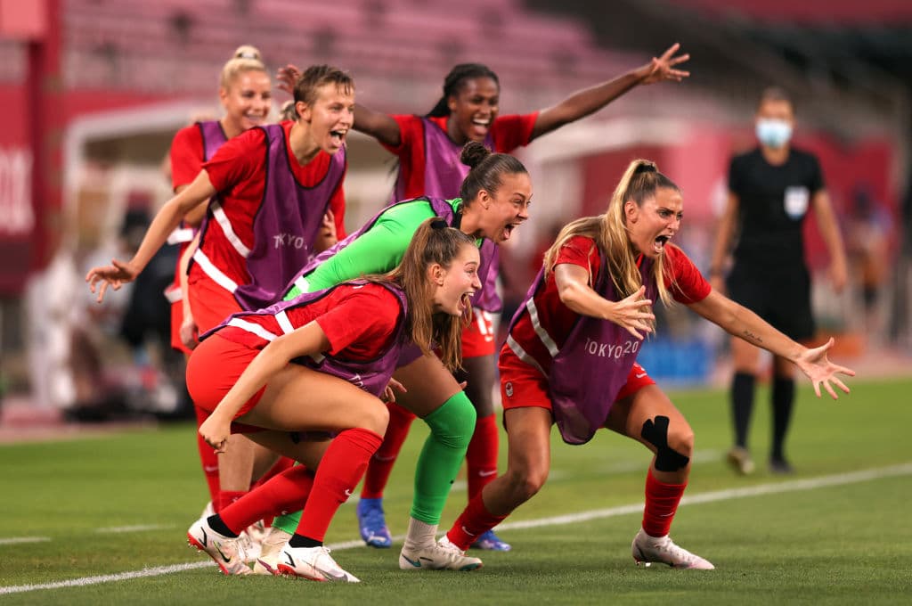 El Team USA fueron sorprendidas por Canadá, el equipo vecino quien, con un penal cobrado por Jessie Fleming al minuto 74, lograron imponerse y sellar su pase a la Final de los Juegos Olímpicos de Tokyo 2020, mientras que el equipo de las ‘barras y las estrellas’ jugará por la de bronce.