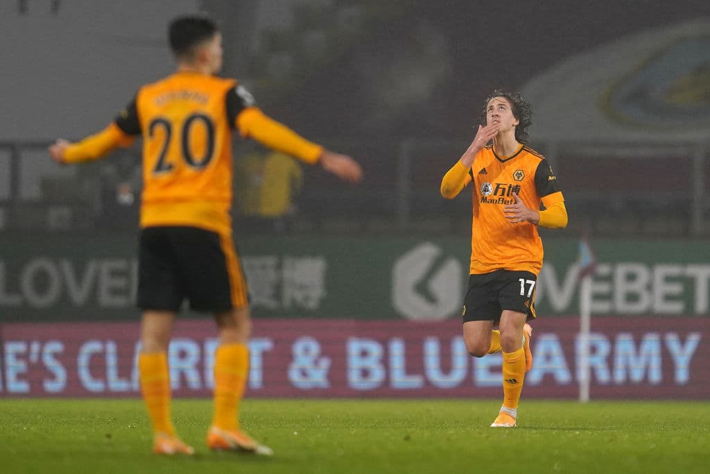 Fábio Silva (89’) marcó el del descuento por medio de la pena máxima. Barnes (35’) y Wood (51’) marcaron por los locales. El siguiente compromiso para los Wolves será recibiendo al Tottenham.