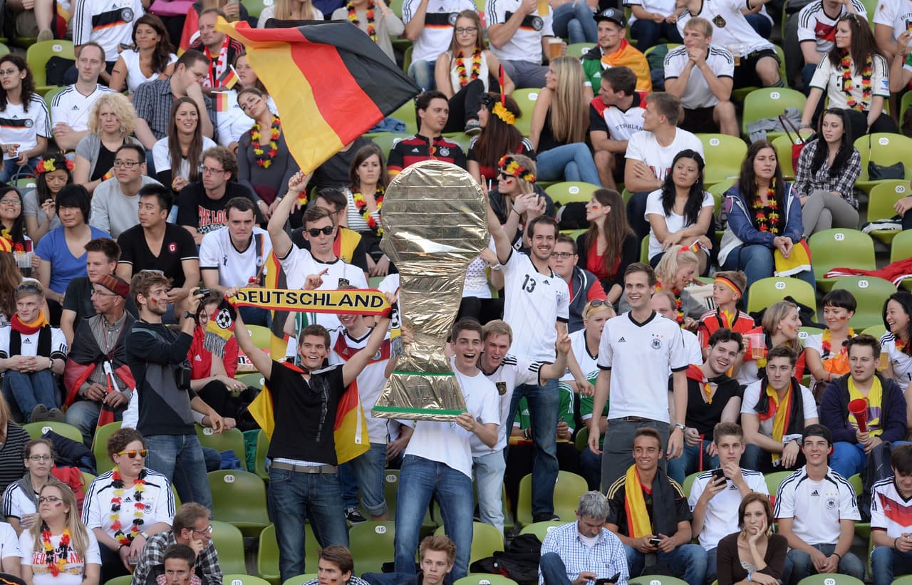 Aún así, la explicación para que Alemania use playera blanca a pesar de que no hace parte de los colores de su bandera también tiene una fuerte carga de tradiciones.