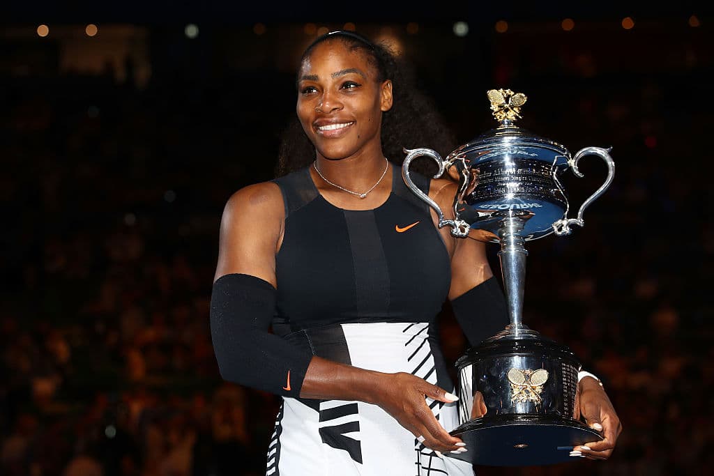 Serena Williams fue un caso controvertido, pues compitió embarazada durante el Australian Open en 2017y no solo eso, sino que se llevó el trofeo a casa.
