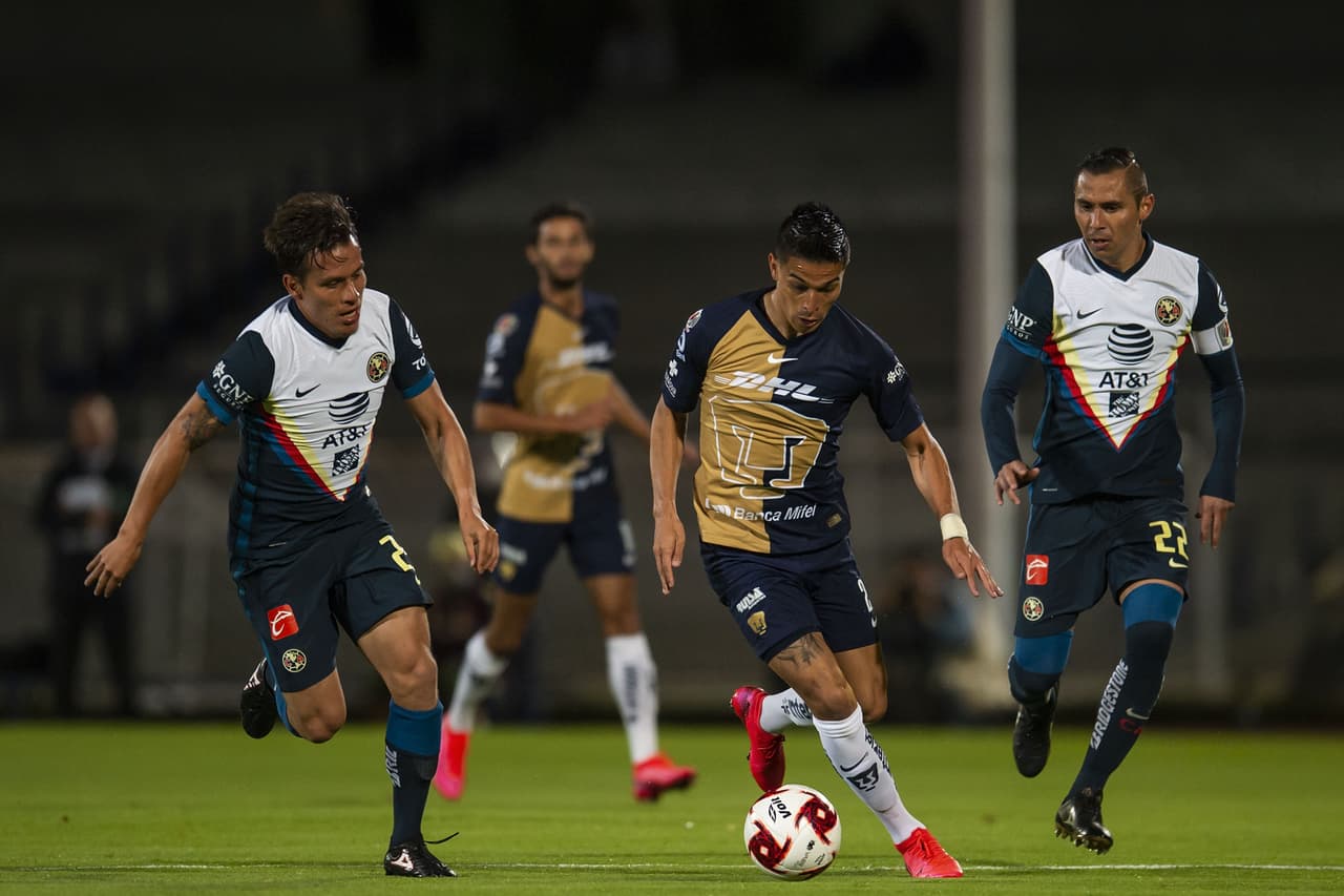 Los Pumas comienzan a aprovechar los errores en la salida del América y empiezan a generar peligro en el arco de Oscar.