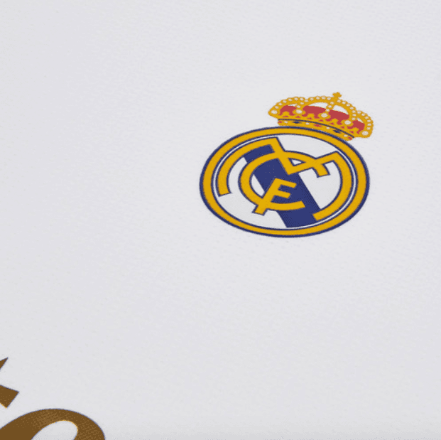 Ya es oficial: el Real Madrid vuelve a combinar su blanco tradicional con los detalles dorados como aquella playera de la temporada 2011/12. Este jersey, muy sencillo, fue presentado por los jugadores del primer equipo en las redes sociales del club.