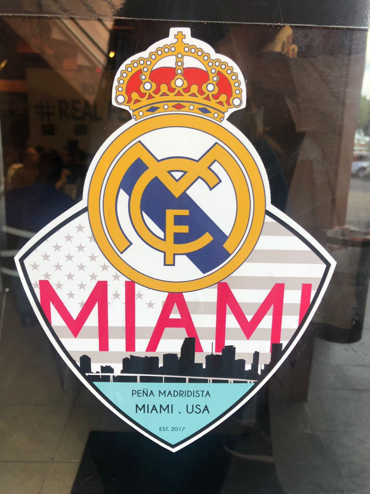 La Peña Madridista en Miami se reunió en el Café Real para vivir el partido de los octavos de final ante el Paris Saint-Germain, juego definitivo para conocer cuál de los dos equipos pasa a la siguiente ronda después del 3-1 a favor en el Santiago Bernabéu.