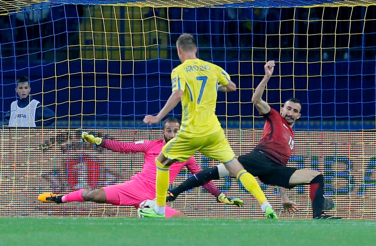 Recorte en el área chica a defensa y portero, para definir de pierna izquierda.