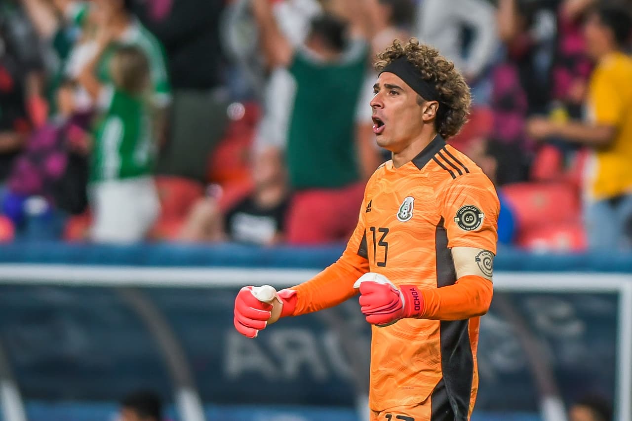 Memo Ochoa explota ante Concacaf por lesión de 'Chucky' Lozano