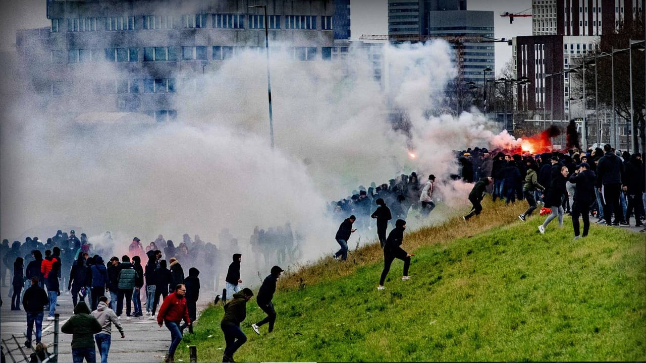 Policía dispersa alborotadores previo al Feyenoord-Ajax