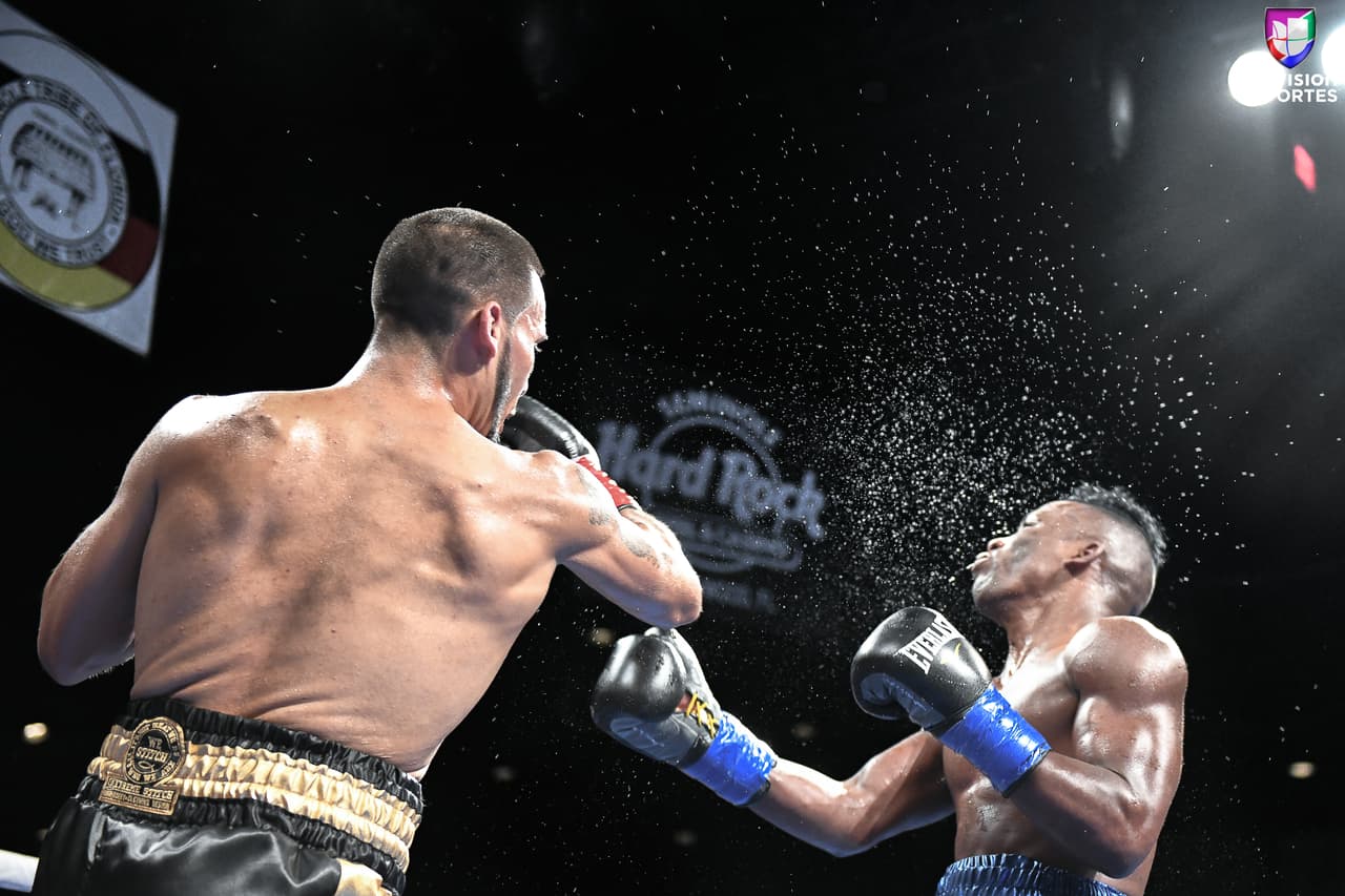 El hijo de la leyenda, oriundo de Fort Lauderdale, Florida, hizo su impresionante debut profesional en peso wélter (1-0, 1 KOs) al detener a su oponente en 2:21 minutos de la cuarta ronda en el Seminole Hard Rock Hotel & Casino de Hollywood, Florida.