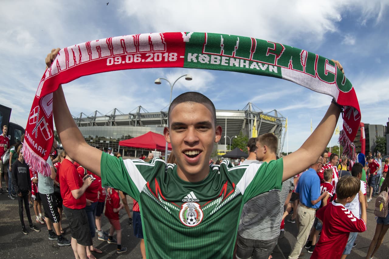 Las aficiones de México y Dinamarca conviven en Copenague previo al último ensayo de ambas selecciones antes de sus debuts en la Copa del Mundo Rusia 2018.
