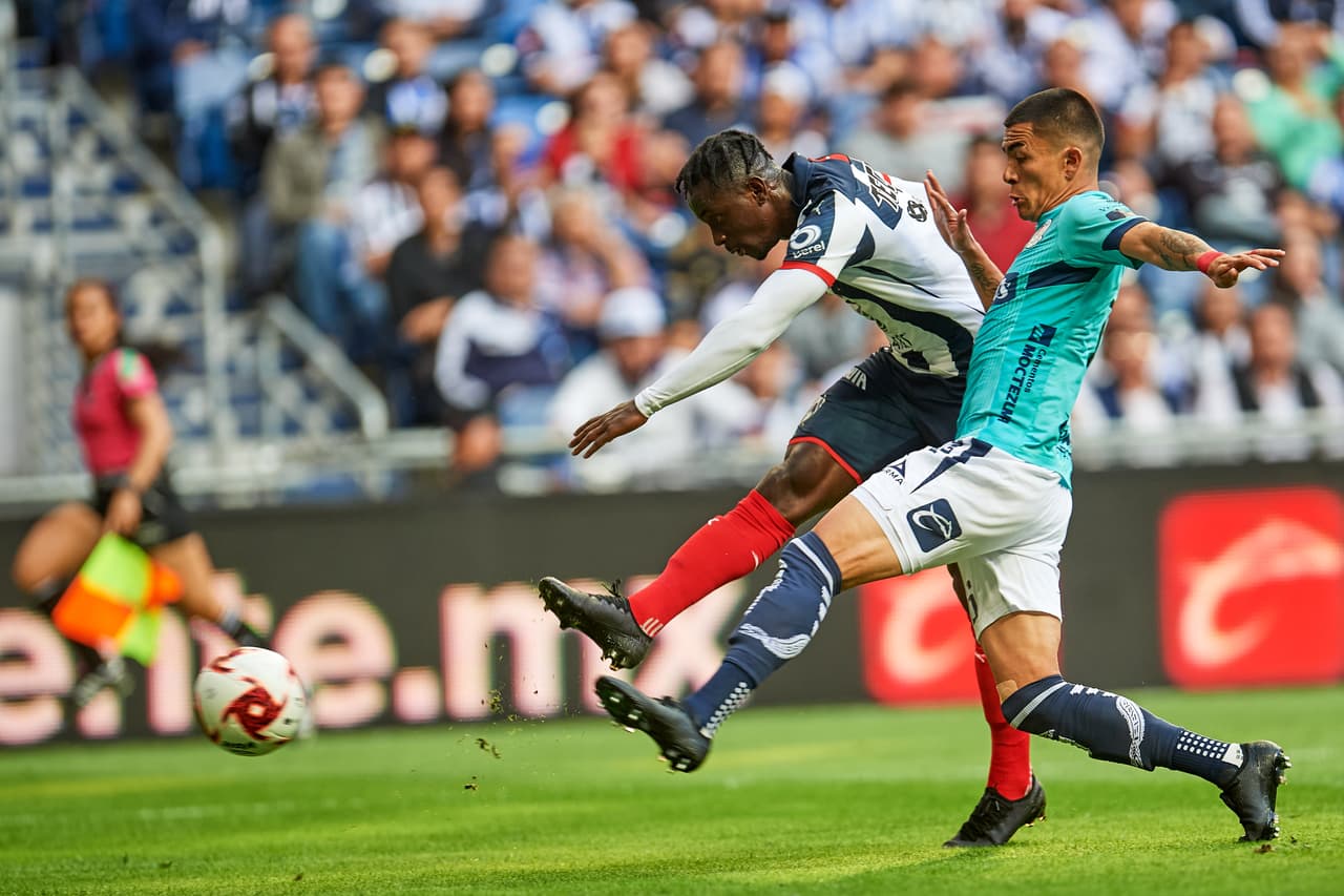 Ake Loba controló con la testa y pateó con fuerza para lograr el 1-0 al 26’.