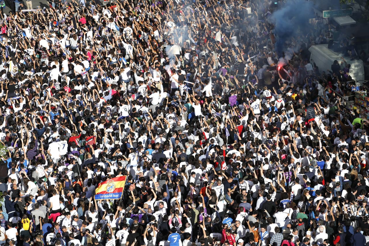 Miles de hinchas de Real Madrid salieron a las calles para alentar a sus ídolos antes del juego.