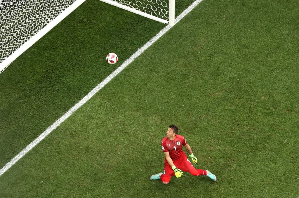 El arquero no contuvo con seguridad un remate del francés Antoine Griezmann y vio impotente cómo el esférico entró al arco.