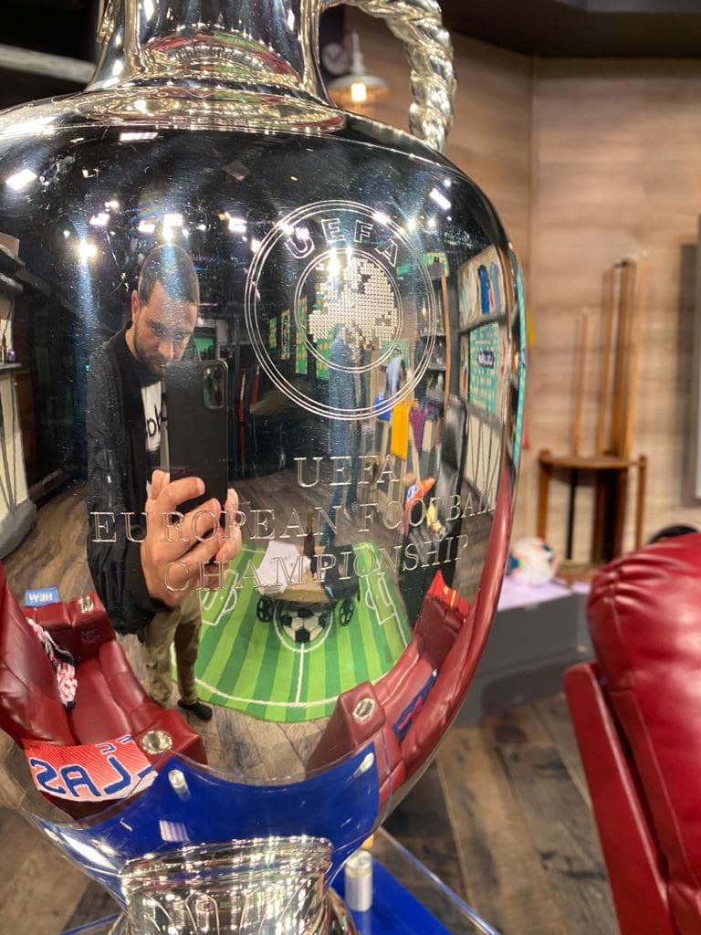 El trofeo de la Euro 2020 visitó los estudios de TUDN