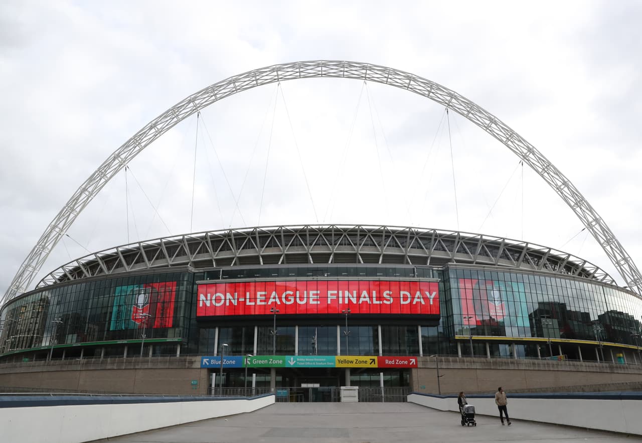El mítico Wembley Stadium totalmente solo.