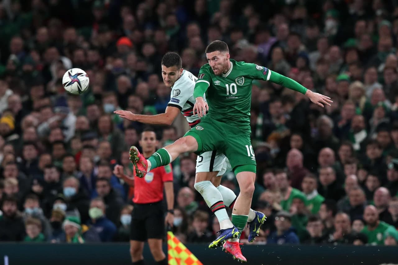 Portugal no puede ante Irlanda y se van 0-0 durante la fase de grupos de la UEFA, rumbo a la Copa del Mundo. La escuadra lusa se quedó con 10 hombres al minuto 81' y Cristiano no vio el gol. El conjunto del 'Bicho' se jugará el pase en Serbia.