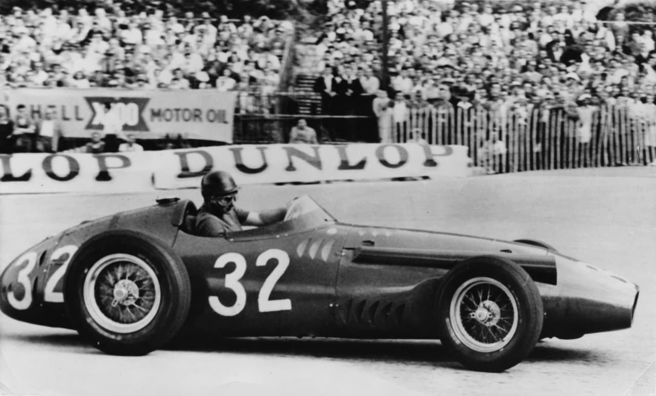 Juan Manuel Fangio nació el 24 de junio de 1911 en Argentina y falleció el 17 de julio de 1995. Se coronó campeón de la Fórmula 1 en 1951 y de 1954 a 1957. Corrió con motores de Alfa Romeo, Maserati, Mercedes y Ferrari.