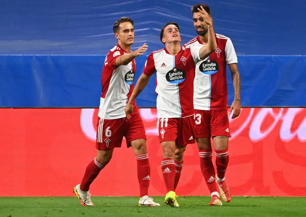 Real Madrid supera por mucho al Celta de Vigo tras goleada de 5-2, durante la cuarta fecha de La Liga. Karim Benzema está intratable, pues hizo tres anotaciones, una de ellas fue penal, Vinicius Jr (54') y Camavinga (72') sumaron goles para la victoria merengue. Santi Mina y Franco Cervi anotaron para los visitantes.