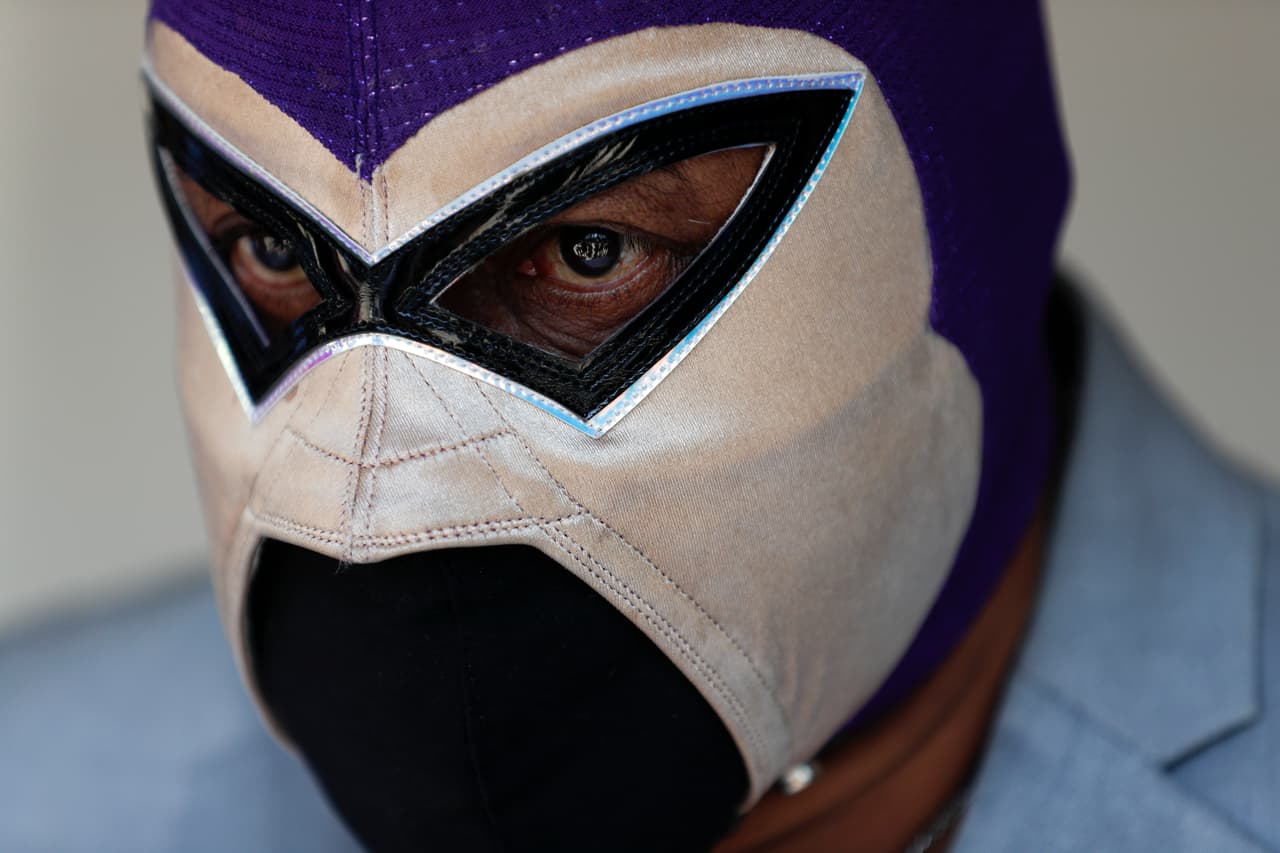 De acuerdo a la información más reciente aportada por la secretaría de Salud, México contabiliza 159,793 casos y 19,080
<a href="https://www.univision.com/temas/muertes">muertes </a>por coronavirus.
<b>En la Ciudad de México, la zona más afectada del país, los datos más recientes contabilizan 38,117 contagios y 5,042 defunciones.</b>
<br>
<br>El Fantasma, presidente de la comisión Lucha Libre de la Ciudad de México, usa una protección de tela sobre su boca como medida preventiva contra el covid-19 debajo de su máscara de lucha libre durante la distribución de alimentos y artículos para el hogar.