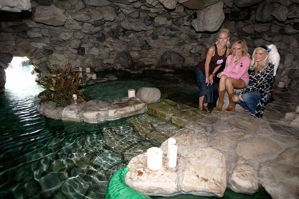 “… si estabas en mal estado en su bañera, sin la parte de arriba y otra chica estuviera haciendo una pose sexualmente explícita contigo y él tomaba una foto de eso con su cámara desechable, haría una copia y se la daba a todos esa noche y la ponía en álbum de recortes”, dijo.