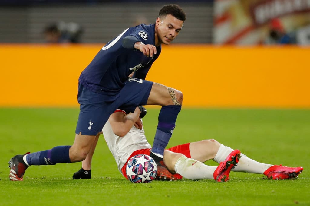 Dele Alli es bajado por el defensor Marcel Halstenberg.