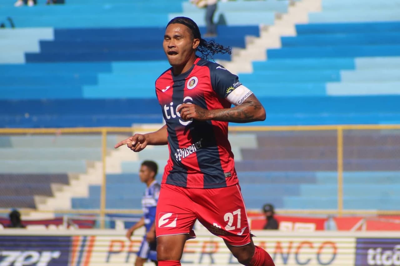 'Gullit' Peña mantiene paso goleador en la liga de El Salvador